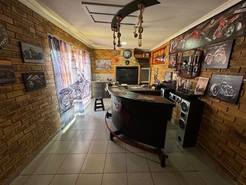 Modern 3-Bedroom Home with Granny Flat and Pool - Photo 3