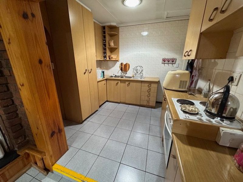 Modern 3-Bedroom Home with Granny Flat and Pool - Photo 5