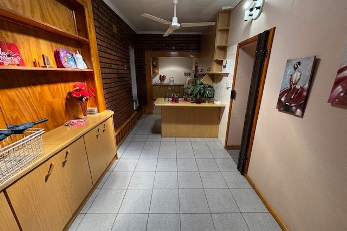 Modern 3-Bedroom Home with Granny Flat and Pool - Photo 4