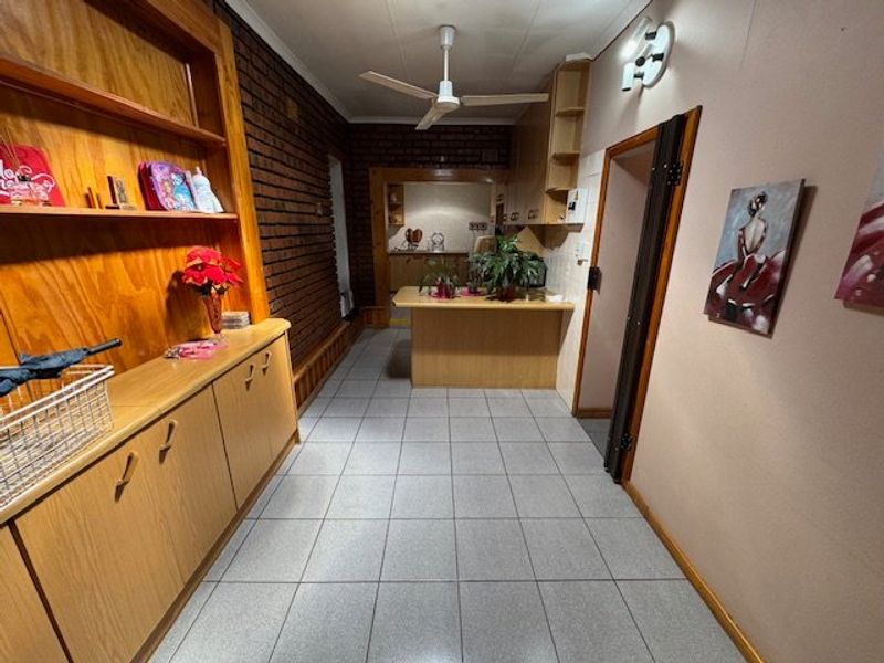 Modern 3-Bedroom Home with Granny Flat and Pool - Photo 4