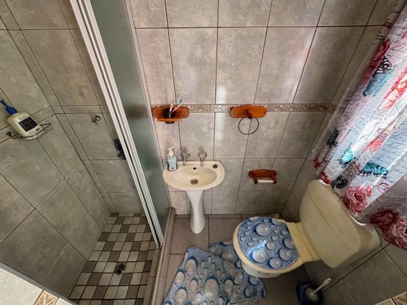 Modern 3-Bedroom Home with Granny Flat and Pool - Photo 8