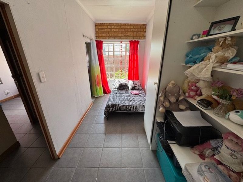 Modern 3-Bedroom Home with Granny Flat and Pool - Photo 6