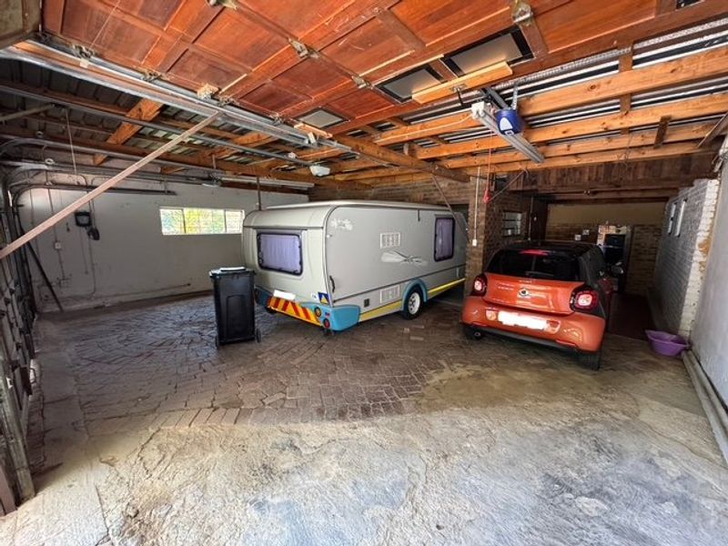 Modern 3-Bedroom Home with Granny Flat and Pool - Photo 2