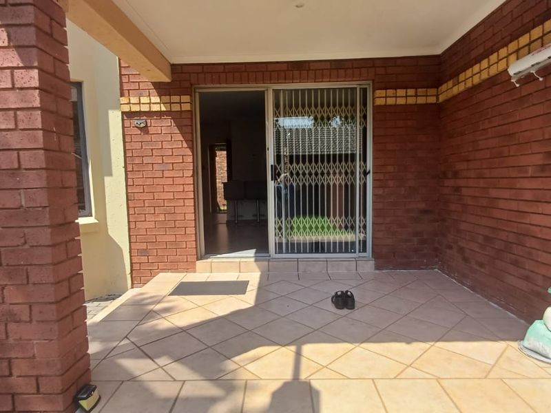Newly RENOVATED 2 Bedroom , 2 Bathroom Contemporary Face brick Complex - Photo 4