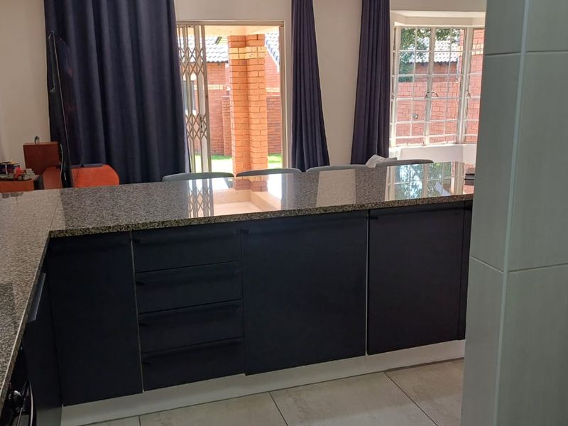 Newly RENOVATED 2 Bedroom , 2 Bathroom Contemporary Face brick Complex - Photo 8