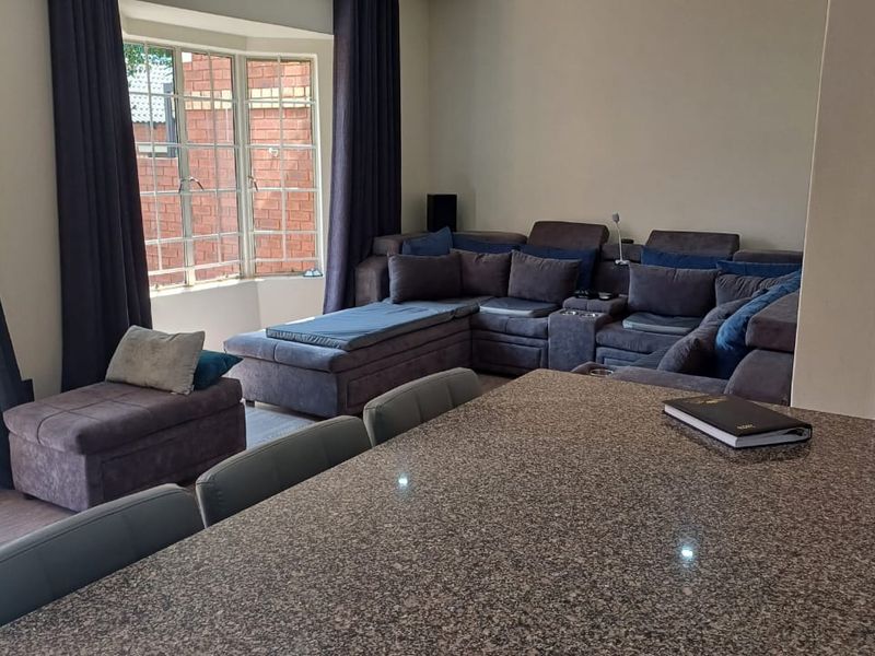 Newly RENOVATED 2 Bedroom , 2 Bathroom Contemporary Face brick Complex - Photo 7