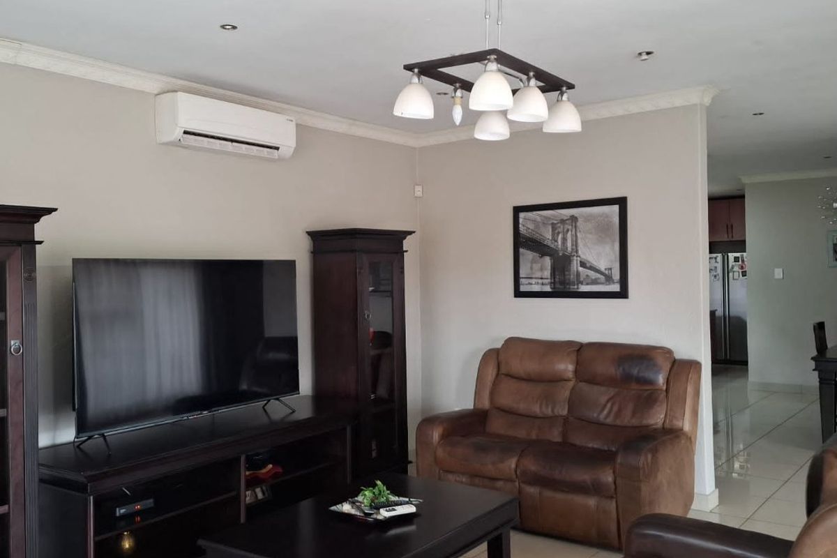 Modern well-kept Four Bedroom House in Stonehenge Ext 1, Mbombela - Photo 5