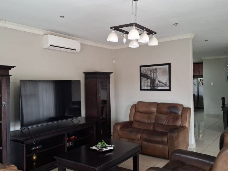 Modern well-kept Four Bedroom House in Stonehenge Ext 1, Mbombela - Photo 5