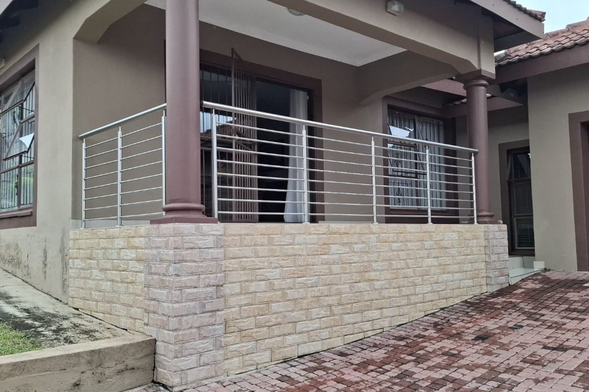 Modern well-kept Four Bedroom House in Stonehenge Ext 1, Mbombela - Photo 2