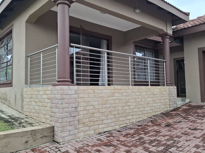 Modern well-kept Four Bedroom House in Stonehenge Ext 1, Mbombela - Photo 2