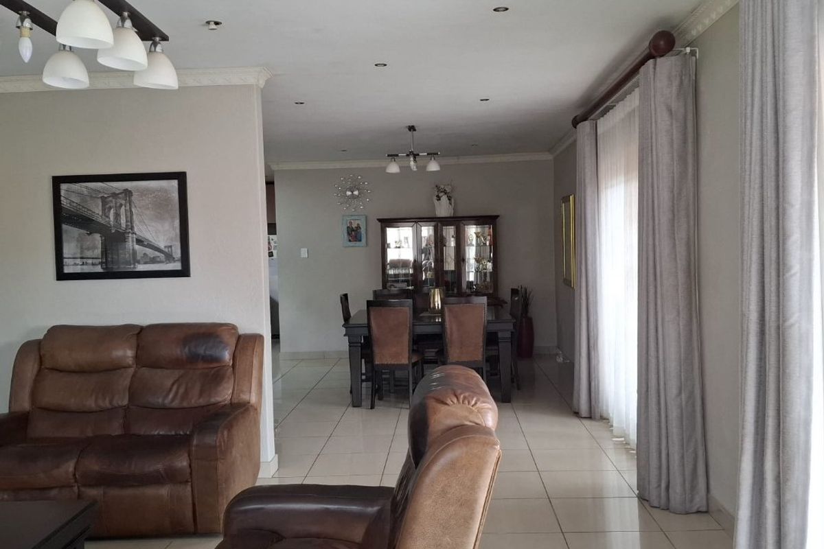 Modern well-kept Four Bedroom House in Stonehenge Ext 1, Mbombela - Photo 4