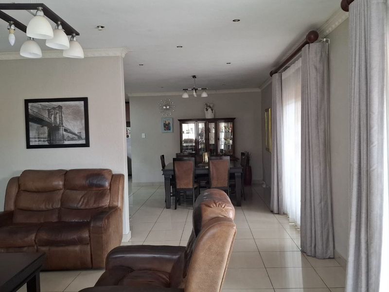 Modern well-kept Four Bedroom House in Stonehenge Ext 1, Mbombela - Photo 4