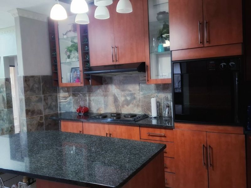 Modern well-kept Four Bedroom House in Stonehenge Ext 1, Mbombela - Photo 9