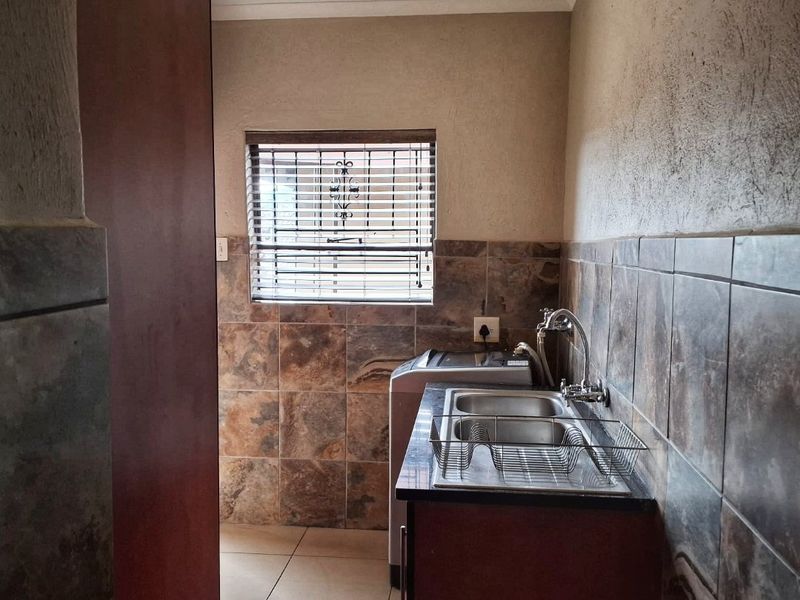Modern well-kept Four Bedroom House in Stonehenge Ext 1, Mbombela - Photo 10