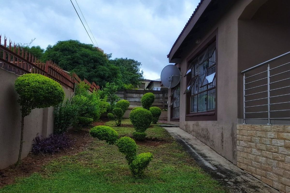 Modern well-kept Four Bedroom House in Stonehenge Ext 1, Mbombela - Photo 3