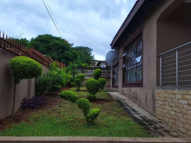 Modern well-kept Four Bedroom House in Stonehenge Ext 1, Mbombela - Photo 3