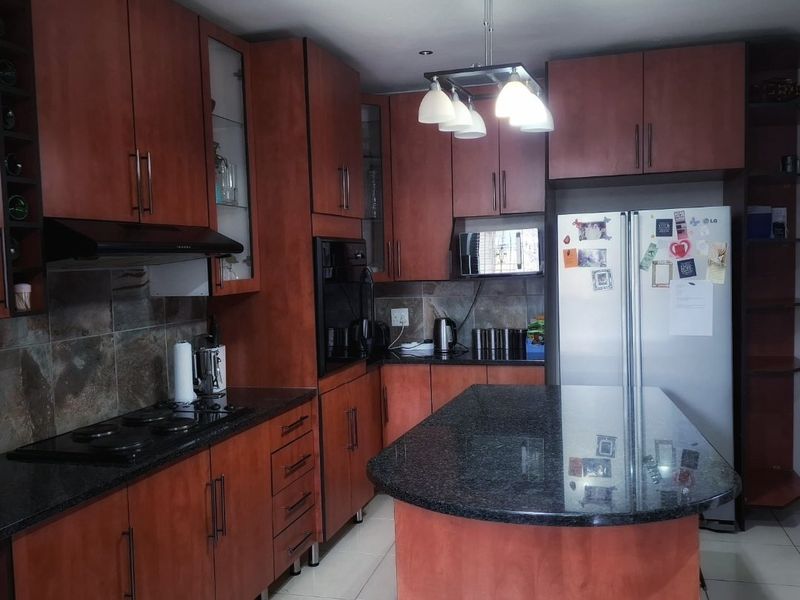 Modern well-kept Four Bedroom House in Stonehenge Ext 1, Mbombela - Photo 7