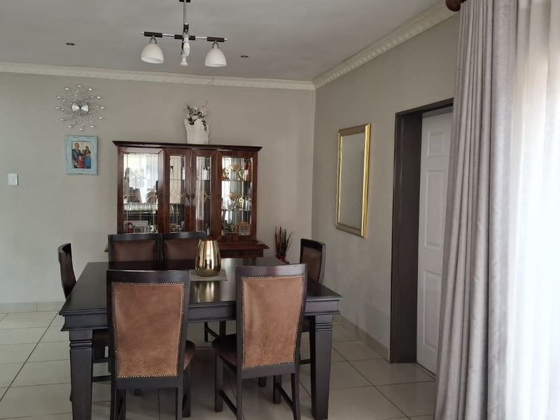 Modern well-kept Four Bedroom House in Stonehenge Ext 1, Mbombela - Photo 6