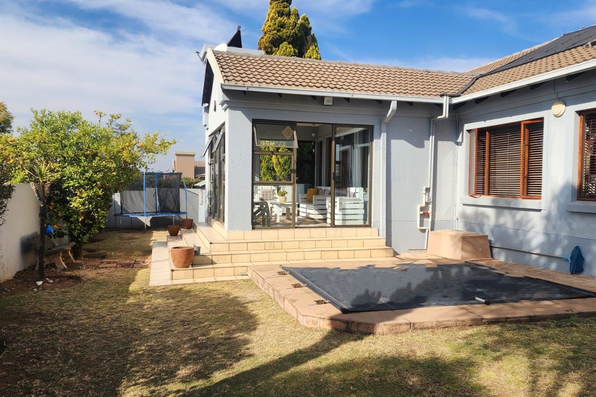 IT IS ALL ABOUT THE LOCATION ! HOME IS WHERE THE HEART IS! - Photo 2