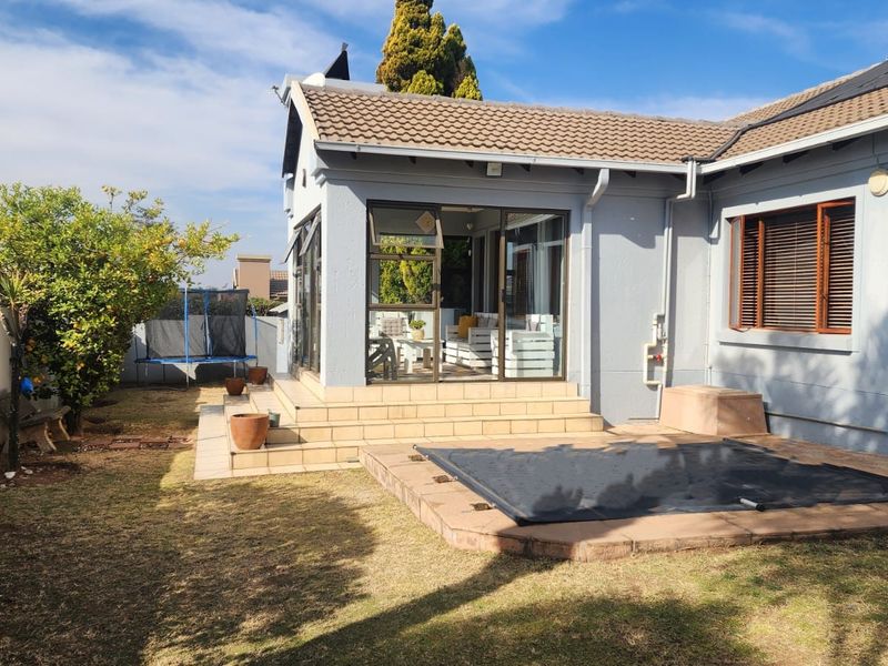 IT IS ALL ABOUT THE LOCATION ! HOME IS WHERE THE HEART IS! - Photo 2