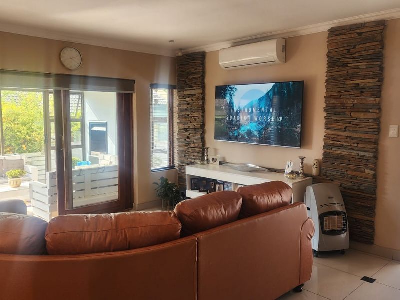 IT IS ALL ABOUT THE LOCATION ! HOME IS WHERE THE HEART IS! - Photo 10