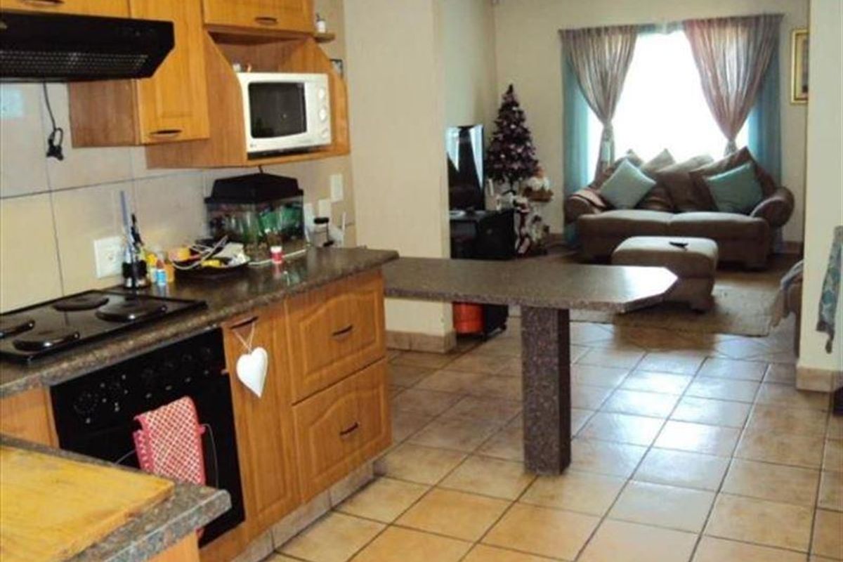 Pet-Friendly Townhouse Haven: Spacious Ground-Floor Gem!" - Photo 3