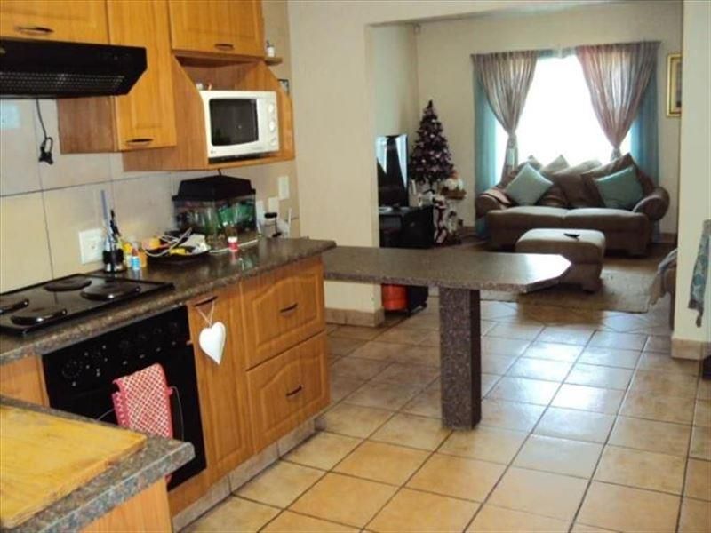 Pet-Friendly Townhouse Haven: Spacious Ground-Floor Gem!" - Photo 3