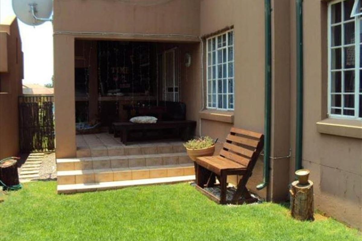 Pet-Friendly Townhouse Haven: Spacious Ground-Floor Gem!" - Photo 2