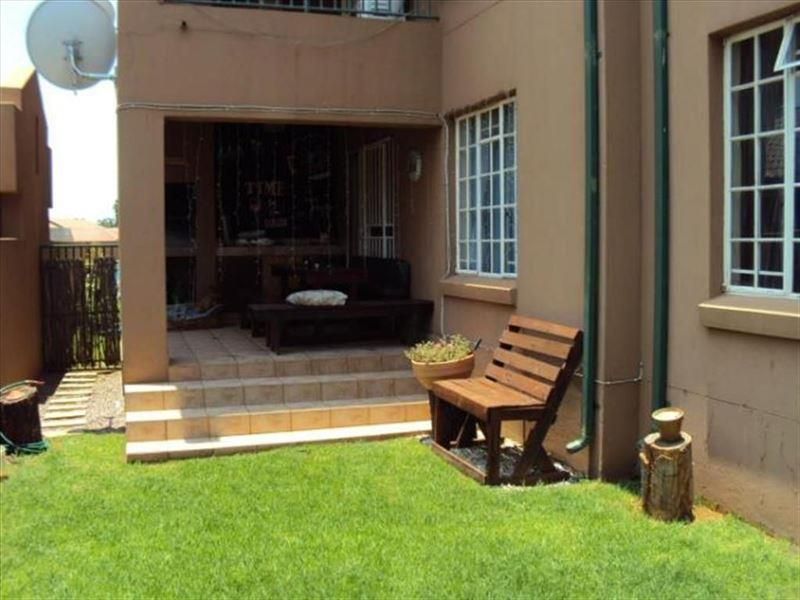 Pet-Friendly Townhouse Haven: Spacious Ground-Floor Gem!" - Photo 2