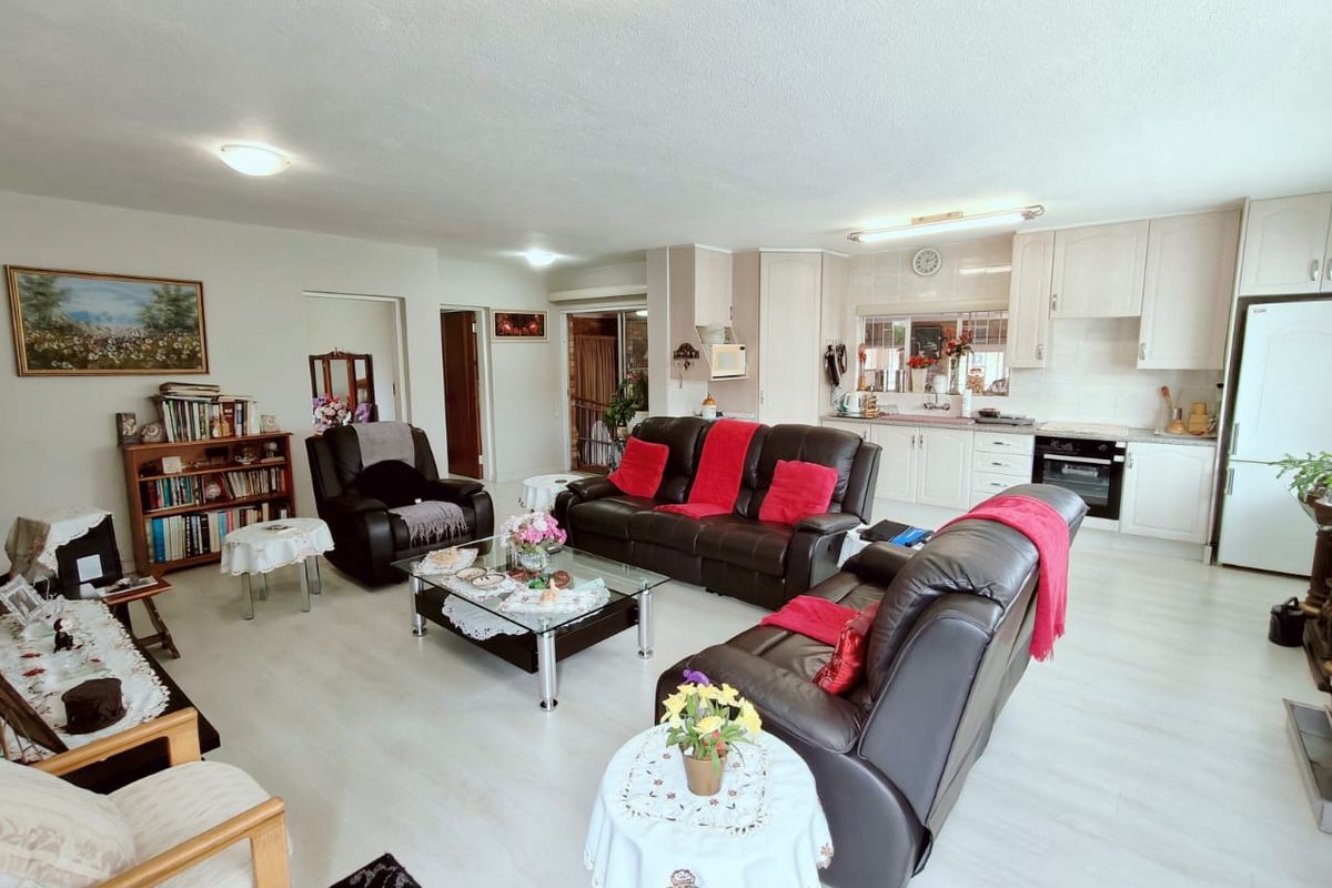 Spacious Family Home with Modern Amenities - Photo 4