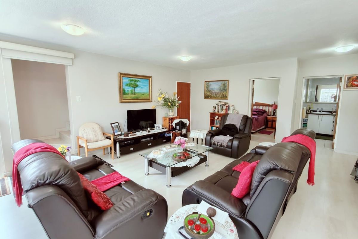 Spacious Family Home with Modern Amenities - Photo 5