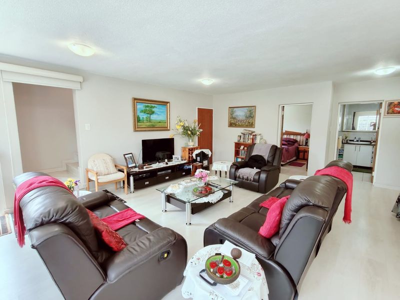 Spacious Family Home with Modern Amenities - Photo 5