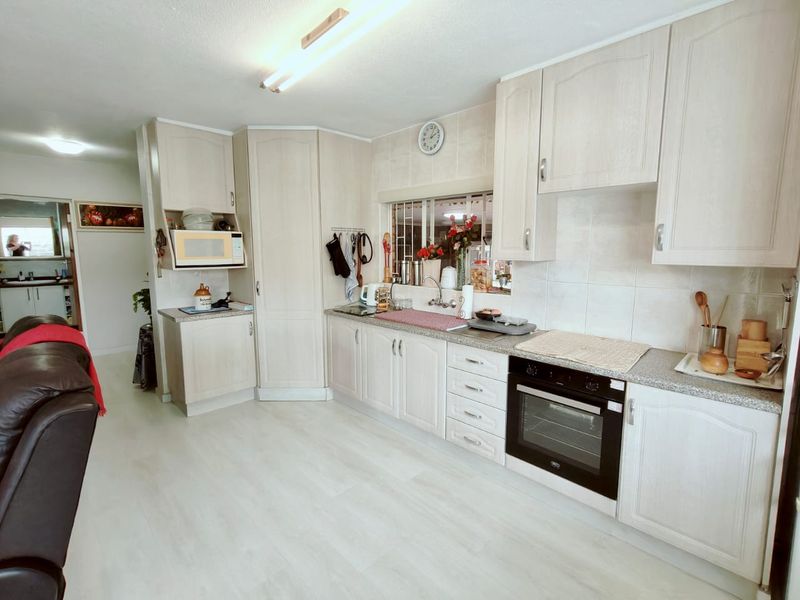 Spacious Family Home with Modern Amenities - Photo 2