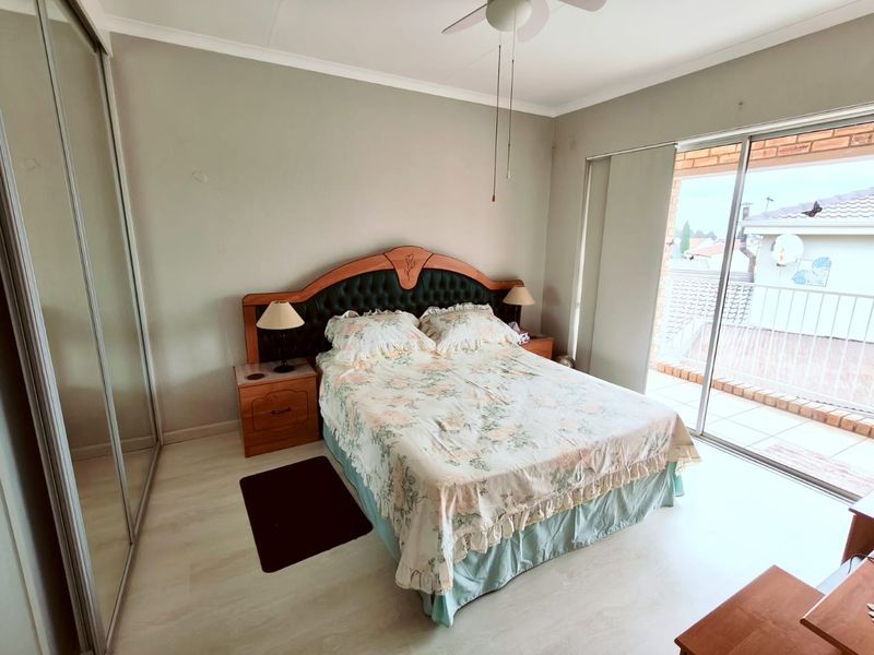 Spacious Family Home with Modern Amenities - Photo 10