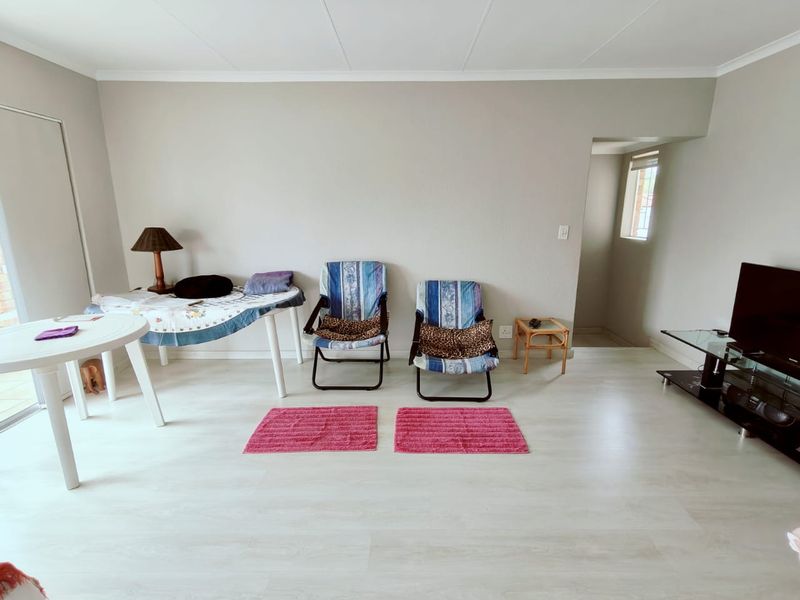 Spacious Family Home with Modern Amenities - Photo 7