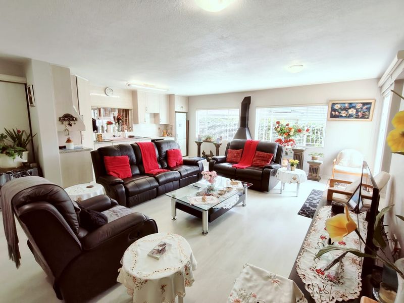 Spacious Family Home with Modern Amenities - Photo 6