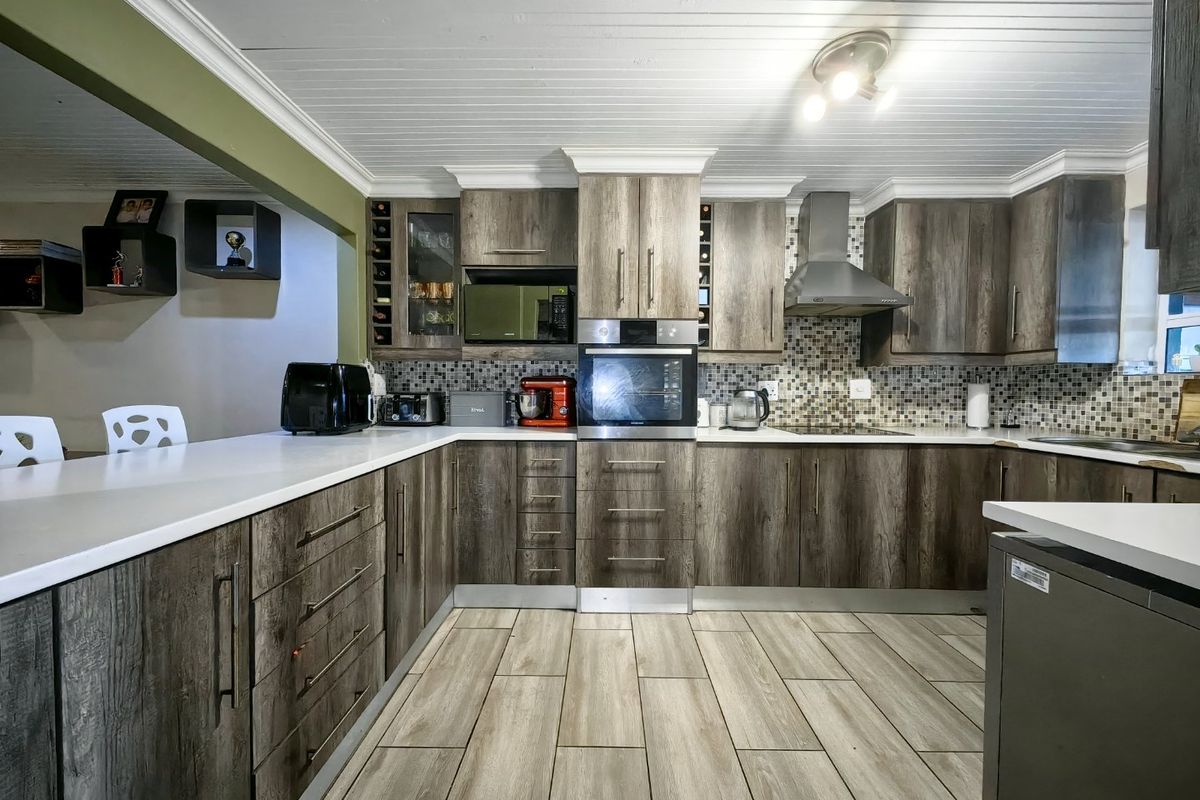 3 Bedroom Entertainers Dream in Prime Location! - Photo 2