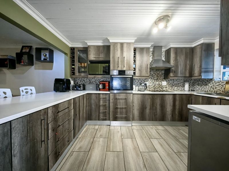 3 Bedroom Entertainers Dream in Prime Location! - Photo 2