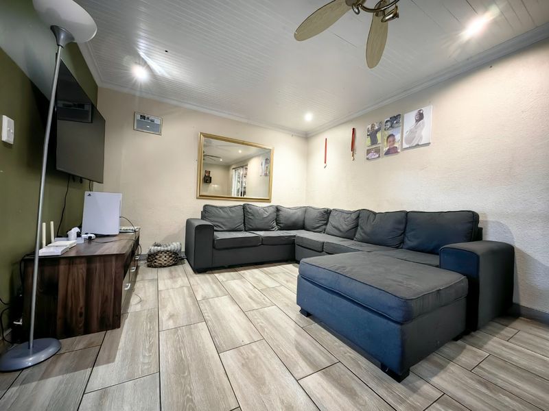 3 Bedroom Entertainers Dream in Prime Location! - Photo 5