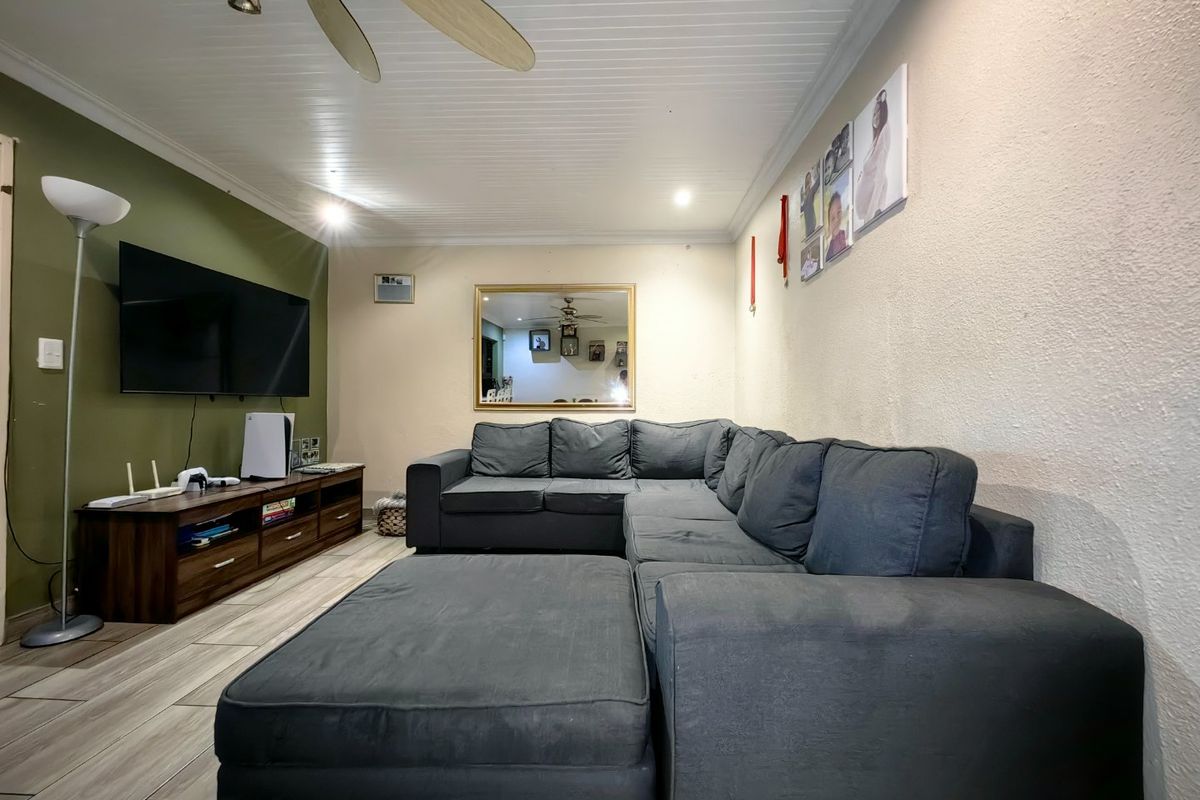 3 Bedroom Entertainers Dream in Prime Location! - Photo 4