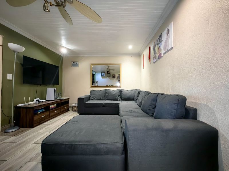 3 Bedroom Entertainers Dream in Prime Location! - Photo 4