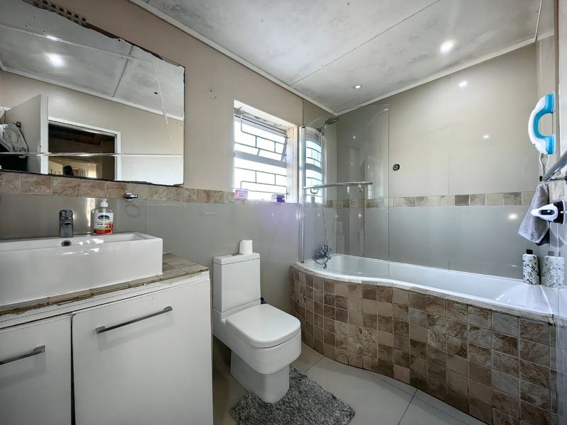 3 Bedroom Entertainers Dream in Prime Location! - Photo 9