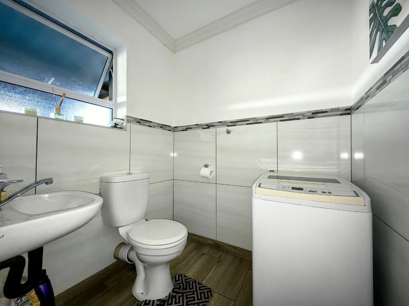 3 Bedroom Entertainers Dream in Prime Location! - Photo 8