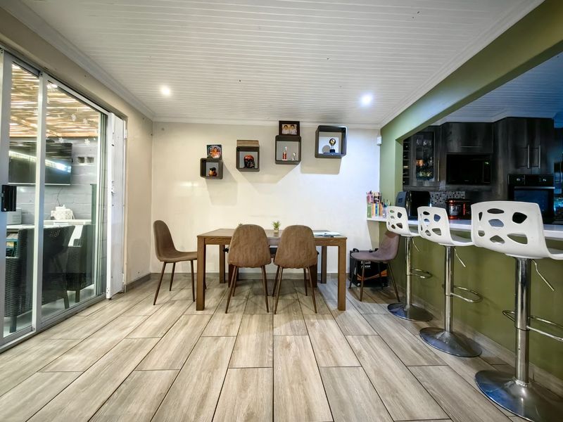 3 Bedroom Entertainers Dream in Prime Location! - Photo 7