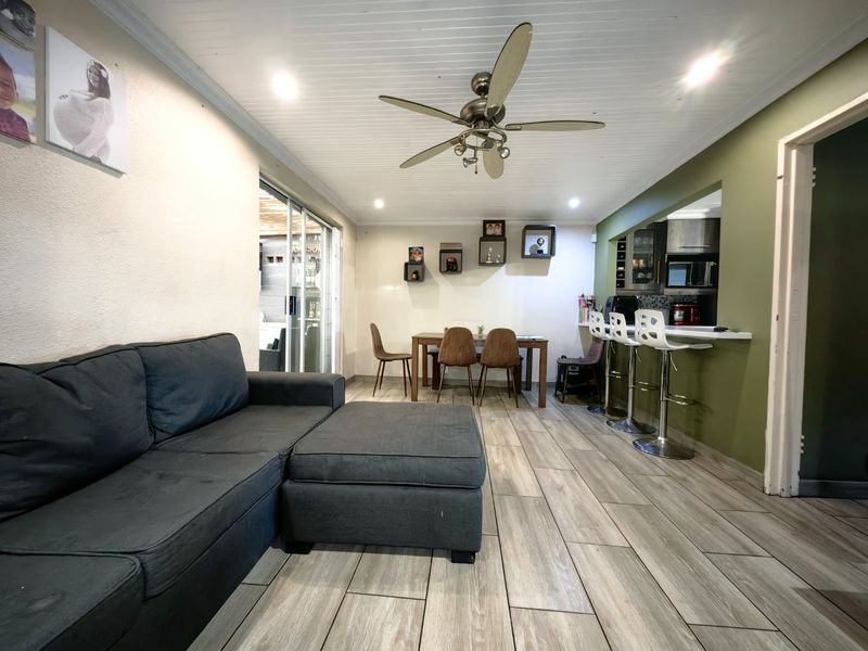 3 Bedroom Entertainers Dream in Prime Location! - Photo 6