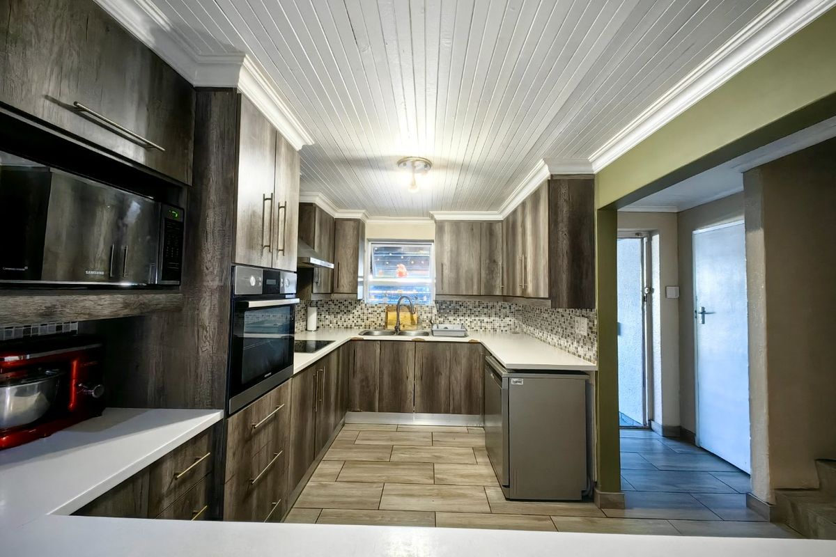 3 Bedroom Entertainers Dream in Prime Location! - Photo 3