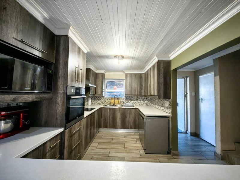 3 Bedroom Entertainers Dream in Prime Location! - Photo 3