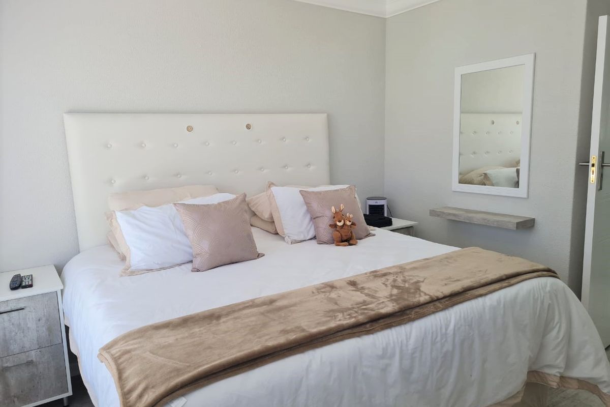 Spacious Home with Ample Amenities in Vaal - Photo 5