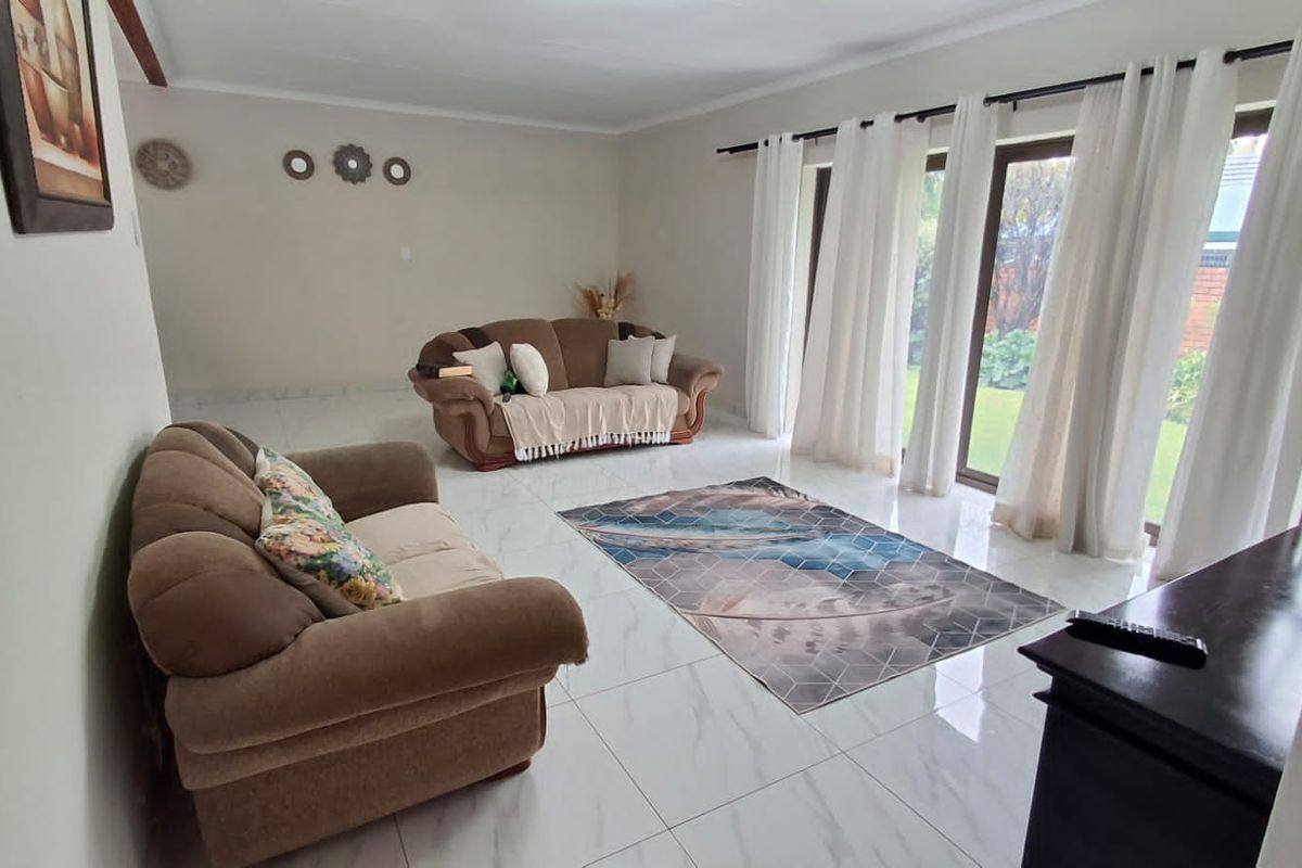 BEAUTIFUL AND SPACIOUS 3 BED FAMILY HOUSE WITH SPARKLING POOL FOR SALE,  DON'T MISS OUT, THIS IS A MUST SEE - Photo 2