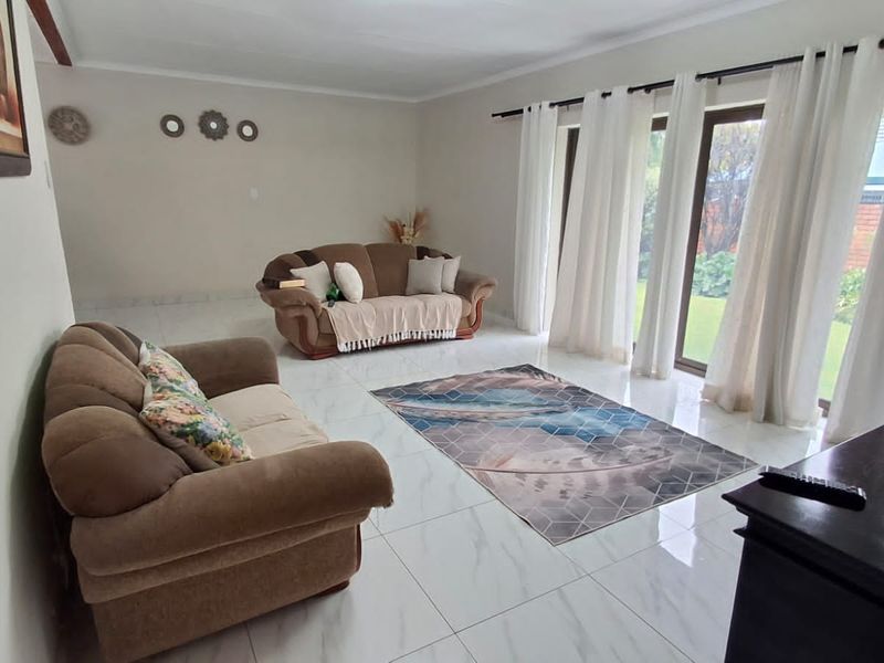 BEAUTIFUL AND SPACIOUS 3 BED FAMILY HOUSE WITH SPARKLING POOL FOR SALE,  DON'T MISS OUT, THIS IS A MUST SEE - Photo 2